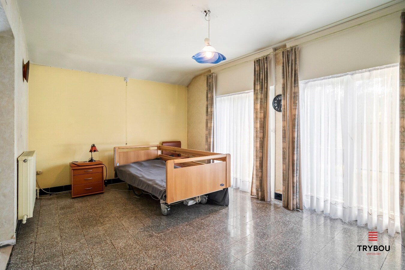 Centraal gelegen, halfopen woning met loods op perceel van 625m² 