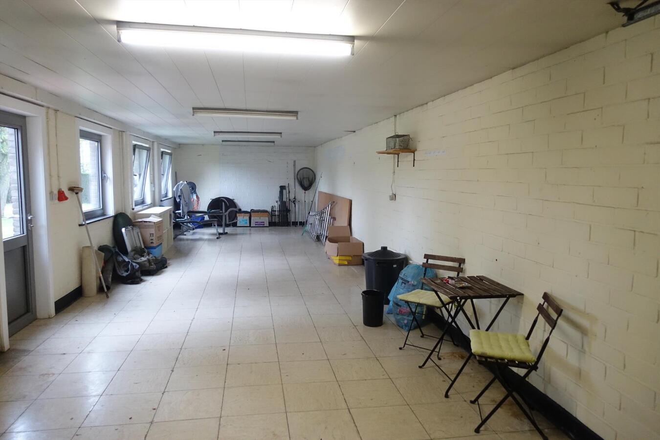 Alleenstaande woning met grote tuin - 2 garages 