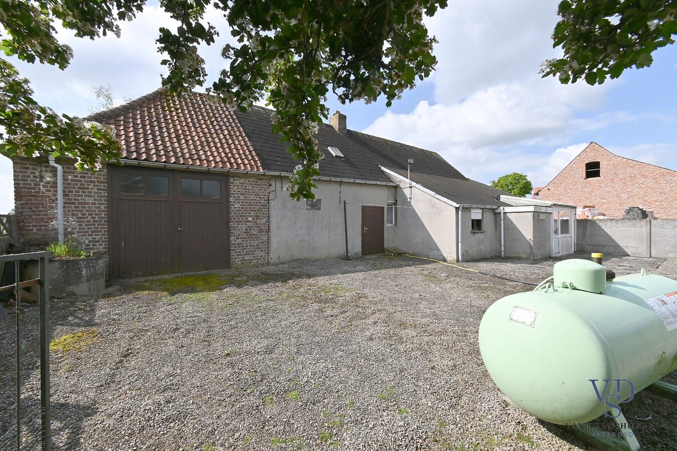 Exceptioneel gelegen eigendom met mogelijkheden. 