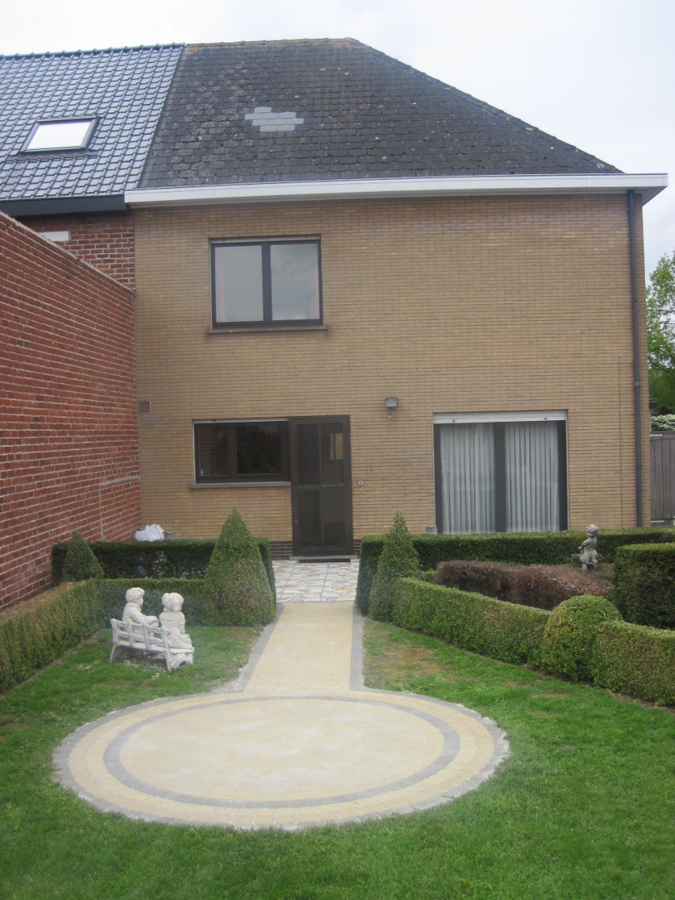 Bijzonder degelijke en ruime Half Open Bebouwing. 