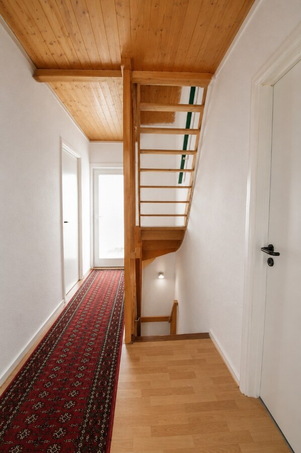 Te koop: uitzonderlijk ruime woning op centrale ligging met 6 slaapkamers, 3 badkamers én stadstuin! 