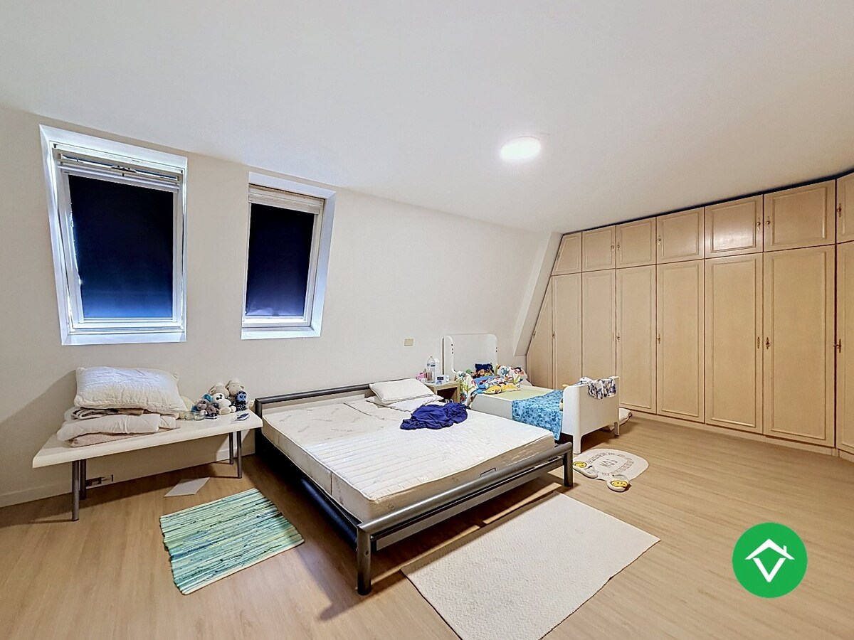 Instapklaar dakappartement met 4 slaapkamers, 2 terrassen en autostaanplaats te Roeselare (160m²) 