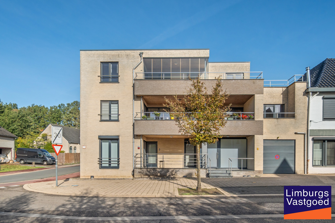 Exclusief penthouse met ruim terras, 2 slpk, extra brede autostaanplaats, centrum Houthalen 