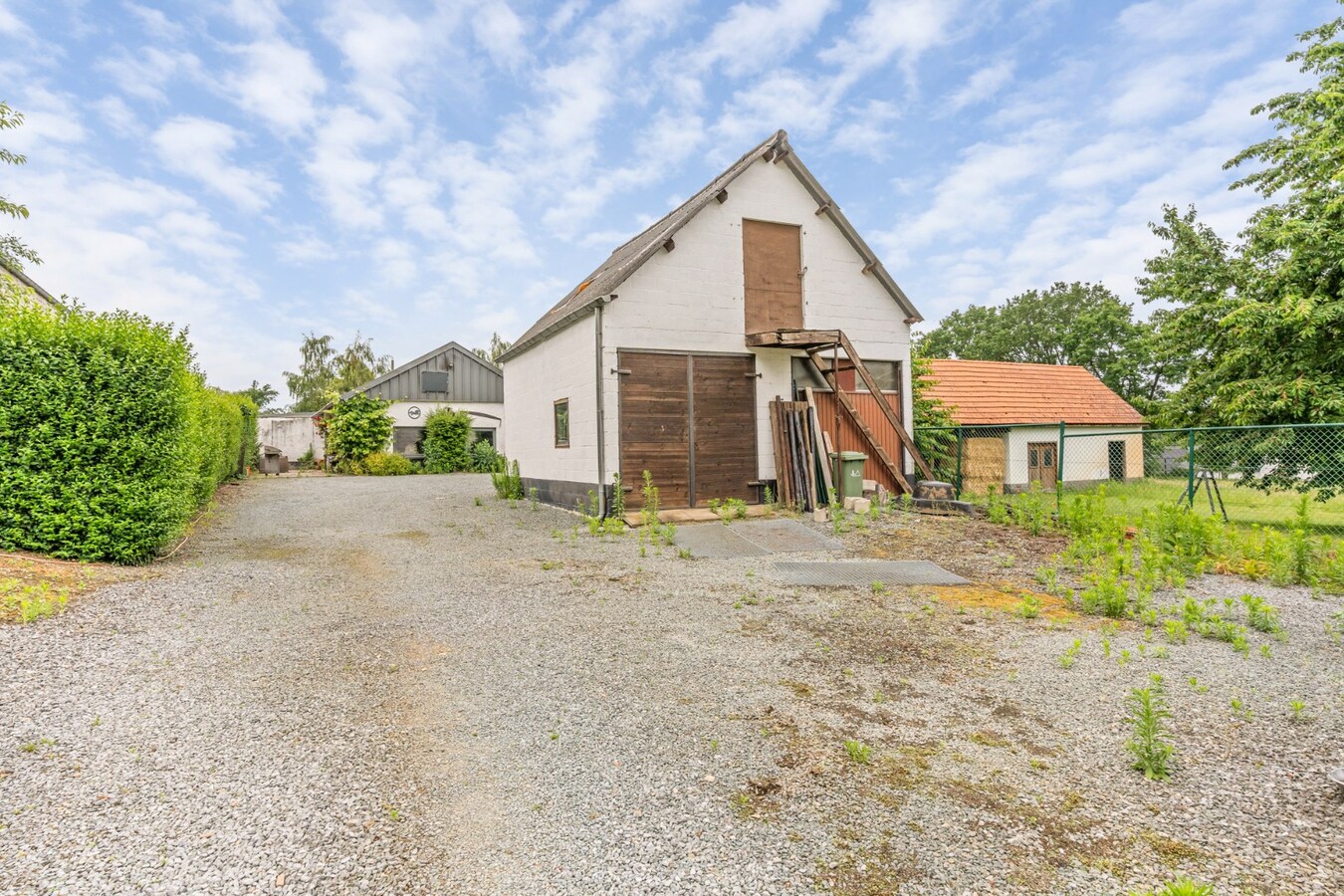 Uniek gelegen woning aan de bosrand op een perceel van 36a67ca waarvan 22a82ca geschikt is als paardenweide! 