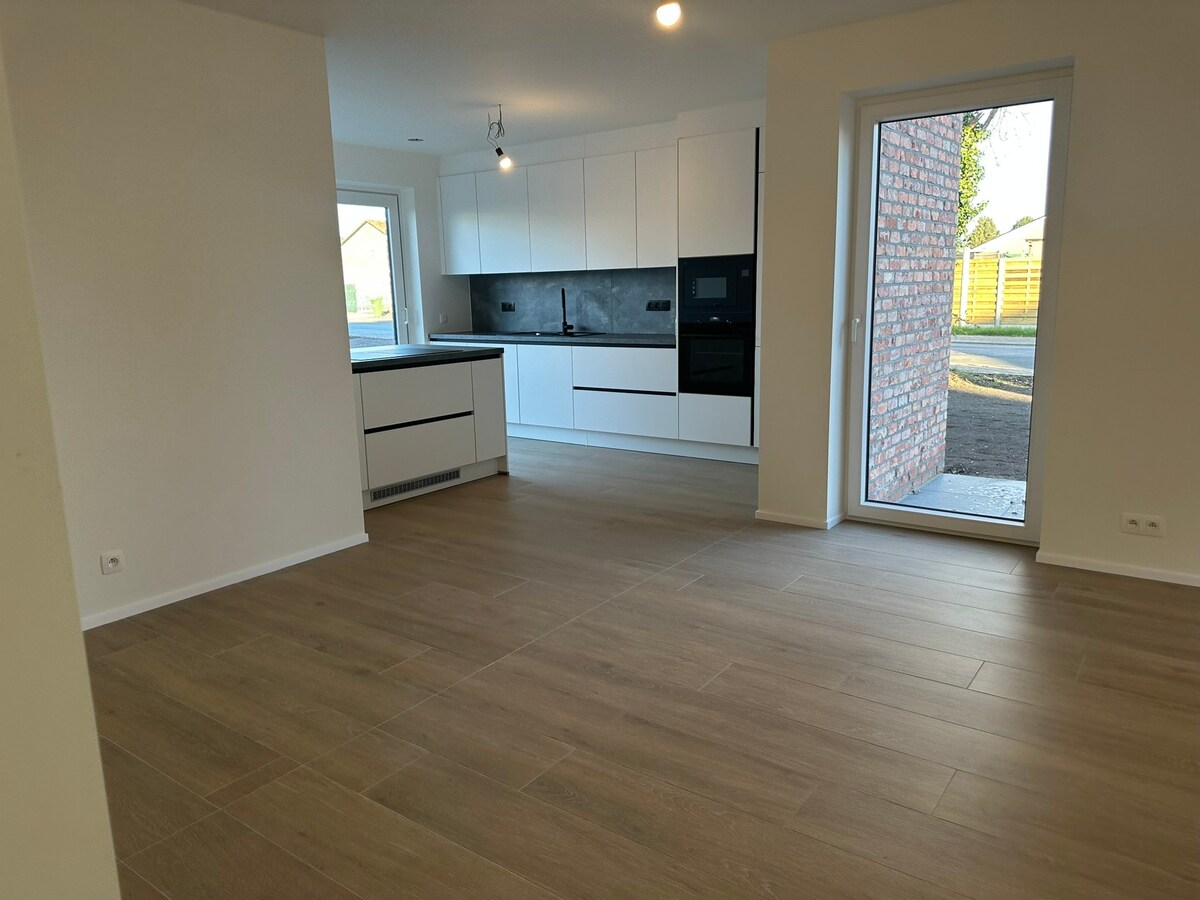 OPTIE!  NIEUW  gelijkvloers appartement met 3 slaapkamers en tuin. 