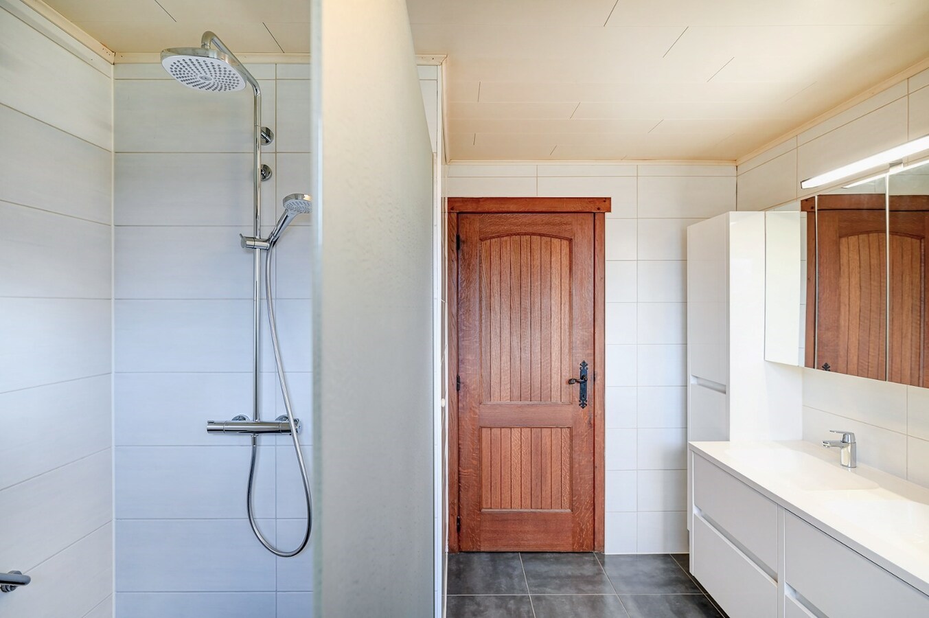 Ruime gelijkvloerse woning met dubbele garage 