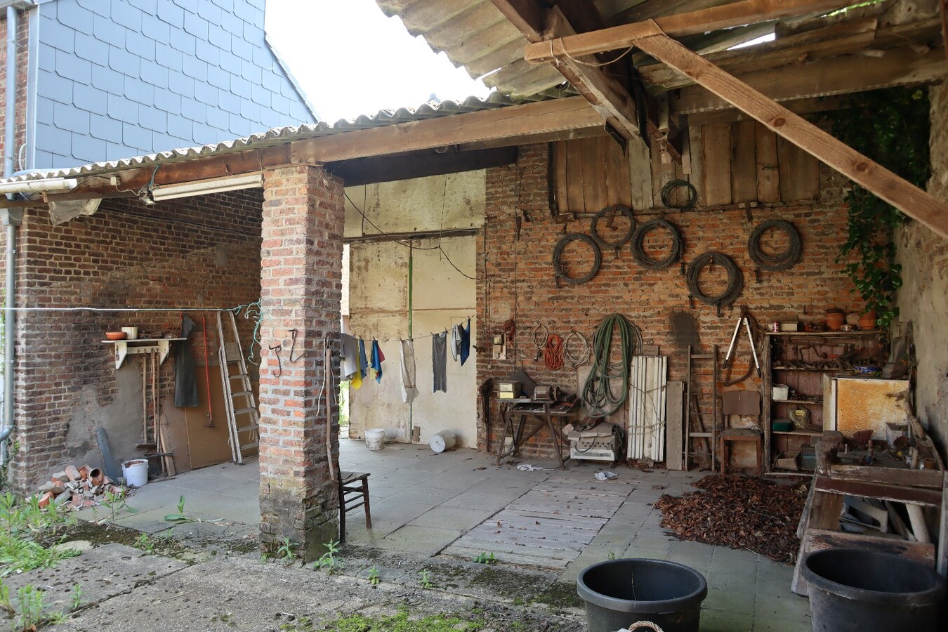 Ruime te renoveren hoeve met schuur en opslagplaatsen + mogelijkheid voor projectgrond 