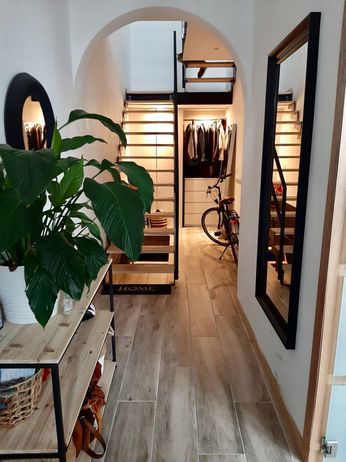 KNAP GERENOVEERDE RUIME WONING MET STADSTUIN 