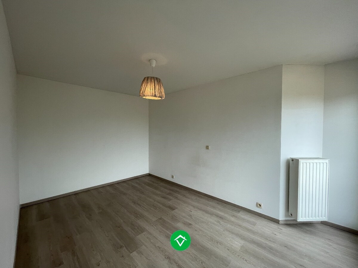 Rustig gelegen duplex appartement met 2 slaapkamers en autostaanplaats te Lichtervelde VRIJ 1/08/2026 