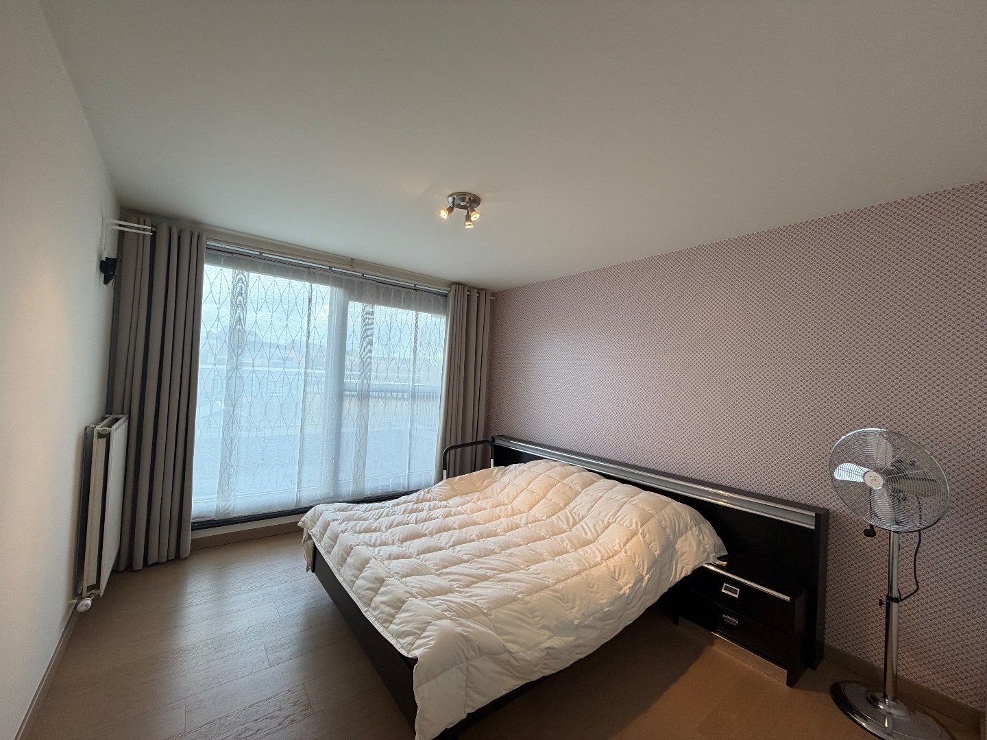 Gezellig en mooi appartement met 2 slaapkamers en autostaanplaats te huur in centrum van Geel! 