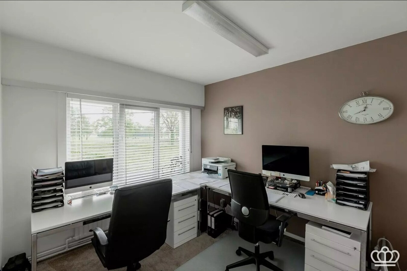 Magnifiquement située, charmante maison avec des installations pour chevaux sur environ 1,8 ha à Essen. 