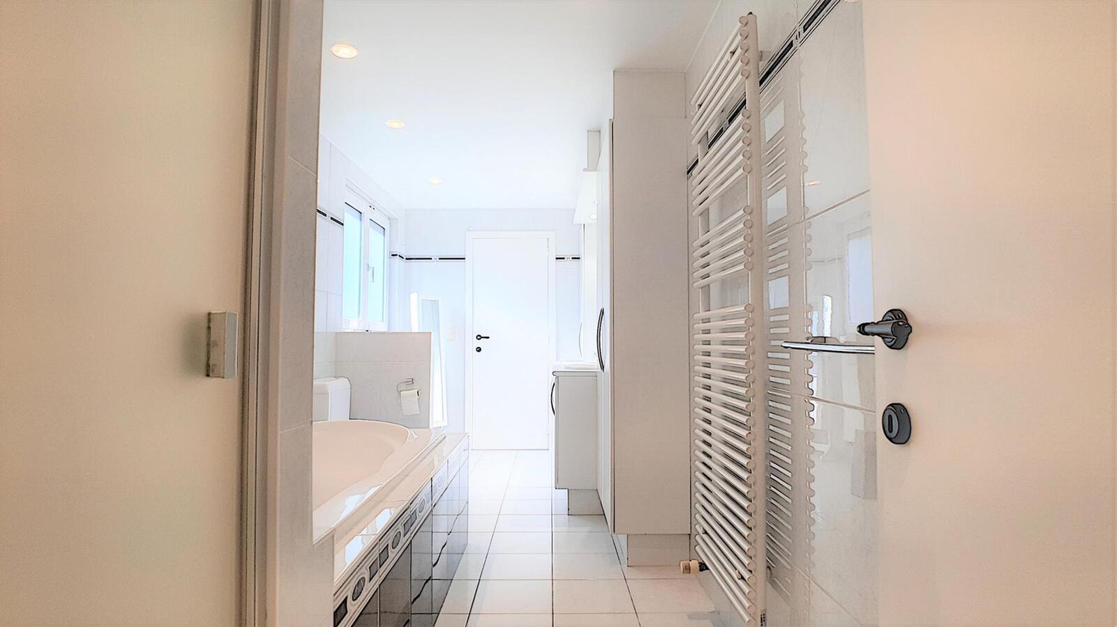 Heerlijk, mooi afgewerkt gelijkvloersappartement met terras EN autostandplaats - Heist 