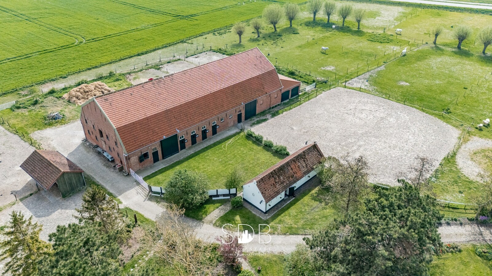 Landelijke woning met authentiek gastenhuis, stalgebouw, graslanden en buitenpiste op 20.285m² 