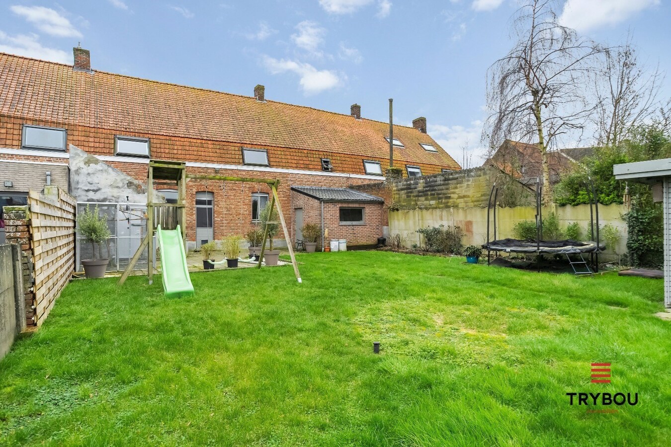 Uiterst ruime woning op het 'Stationsplein' in Merkem 