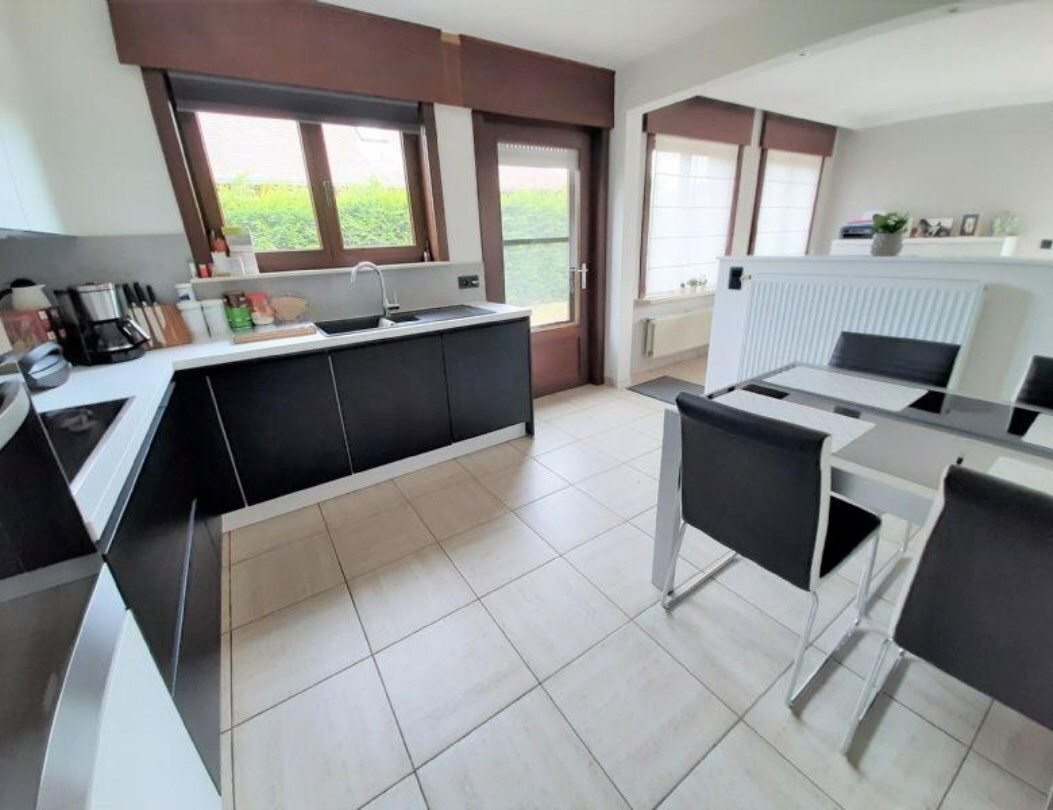 Ruime alleenstaande woning met 2 slpks en garage 