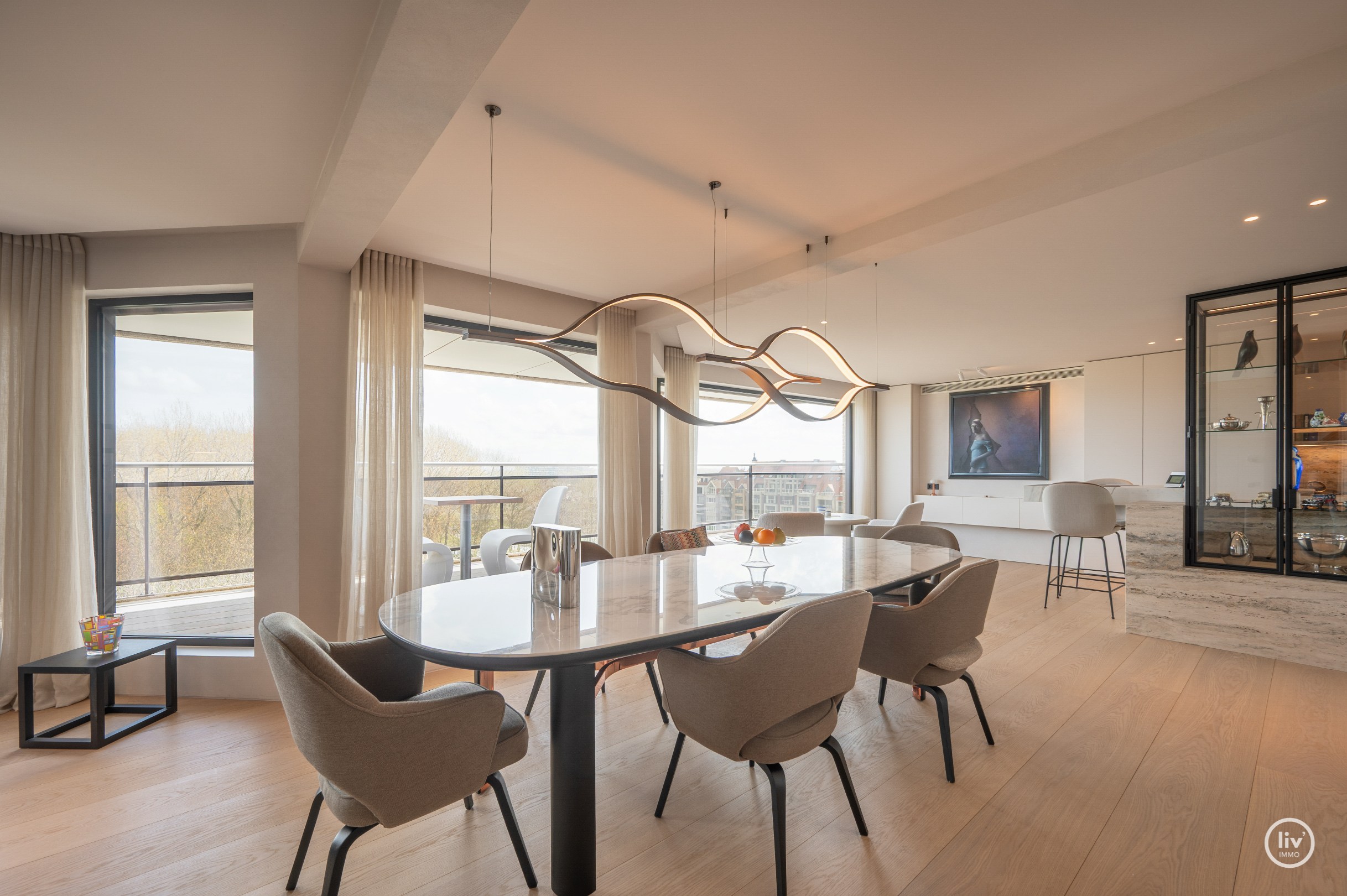Dit magnifieke duplexappartement combineert uitzonderlijke volumes met adembenemende zichten over zowel de omliggende bossen als de zee. 