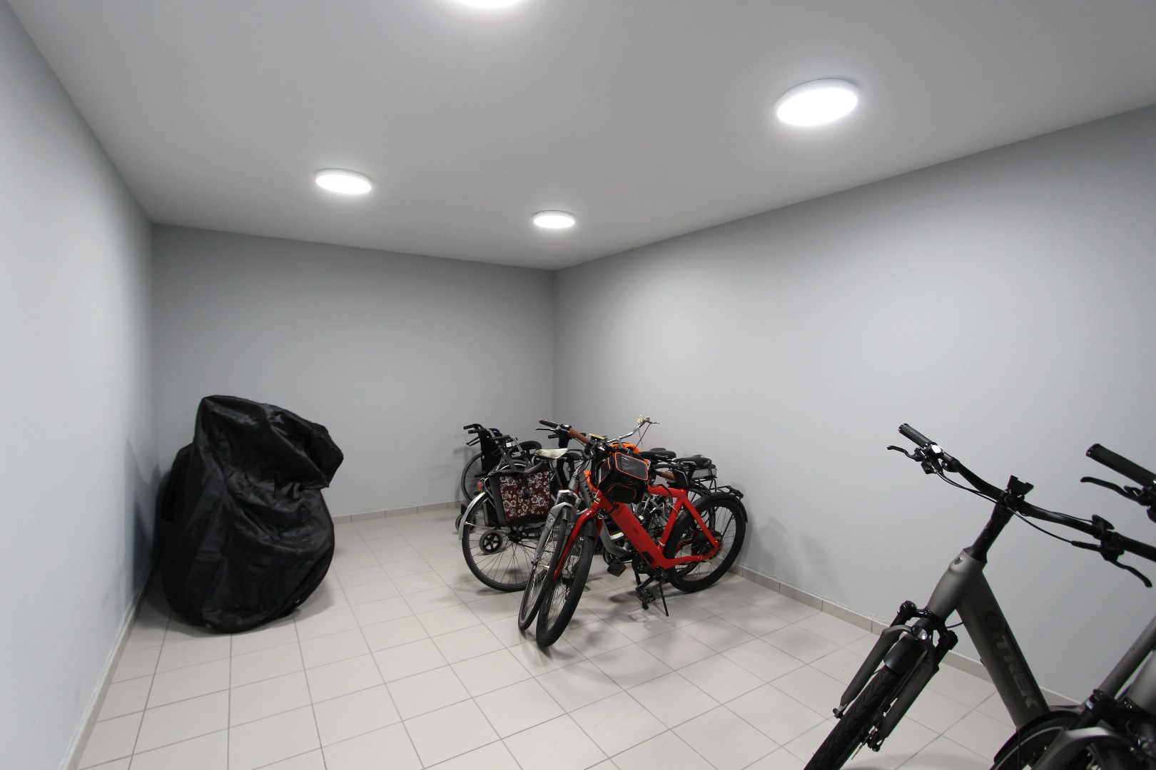 GELIJKVLOERS NIEUWBOUW APPARTEMENT MET TERRAS 