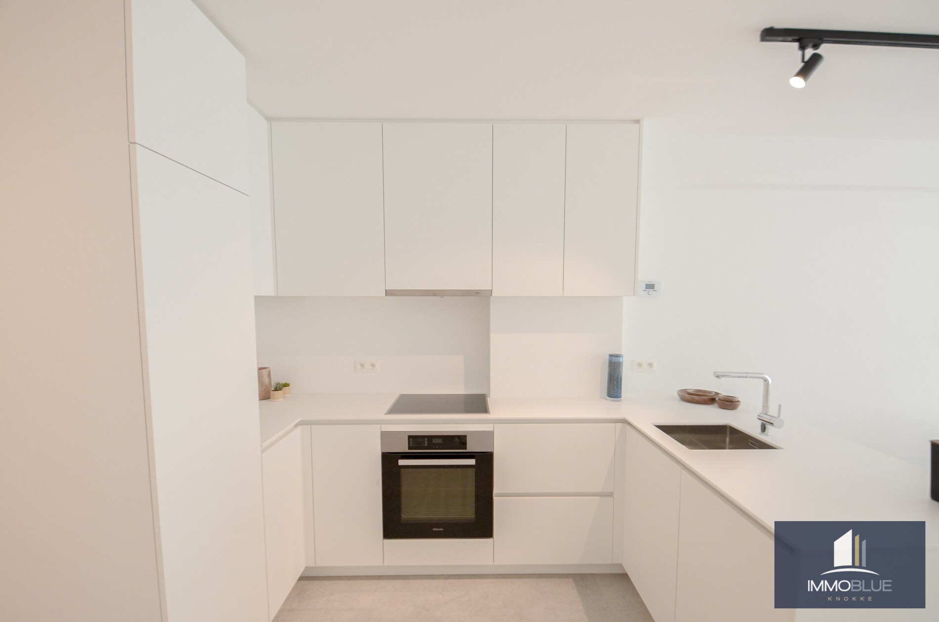 Appartement intemporel, récemment entièrement rénové, avec vue latérale sur la mer, situé au Zoute. 