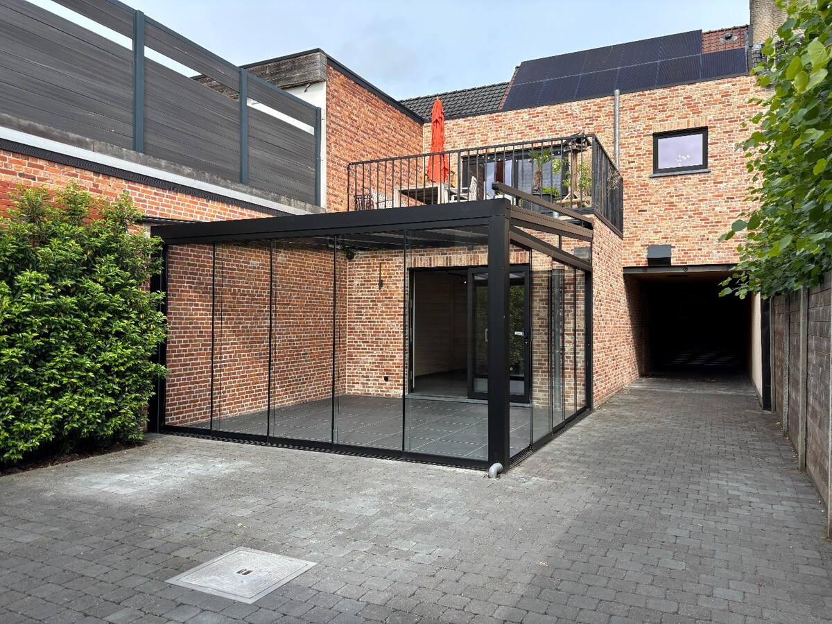 Instapklaar handelsgelijksvloers 90 m² met ruim terras  in het centrum Sint-Antonius naast Bpost. 