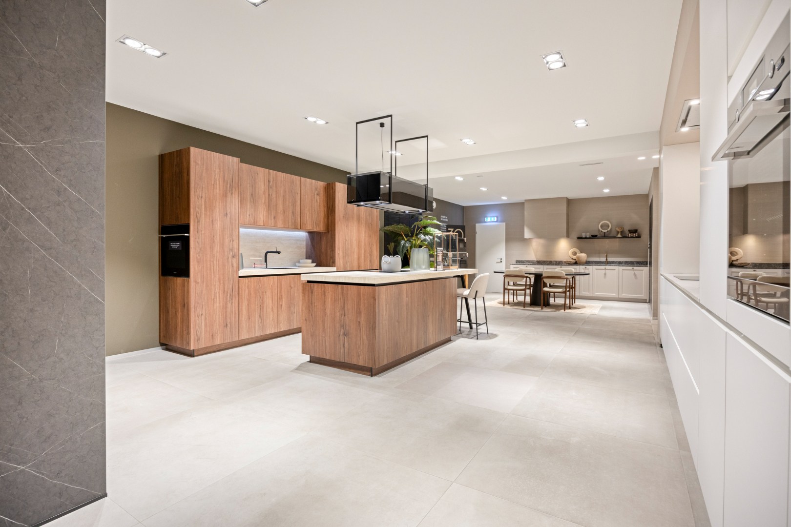 Zeer goed gelegen handelspand van Ca. 880m2 te huur! 