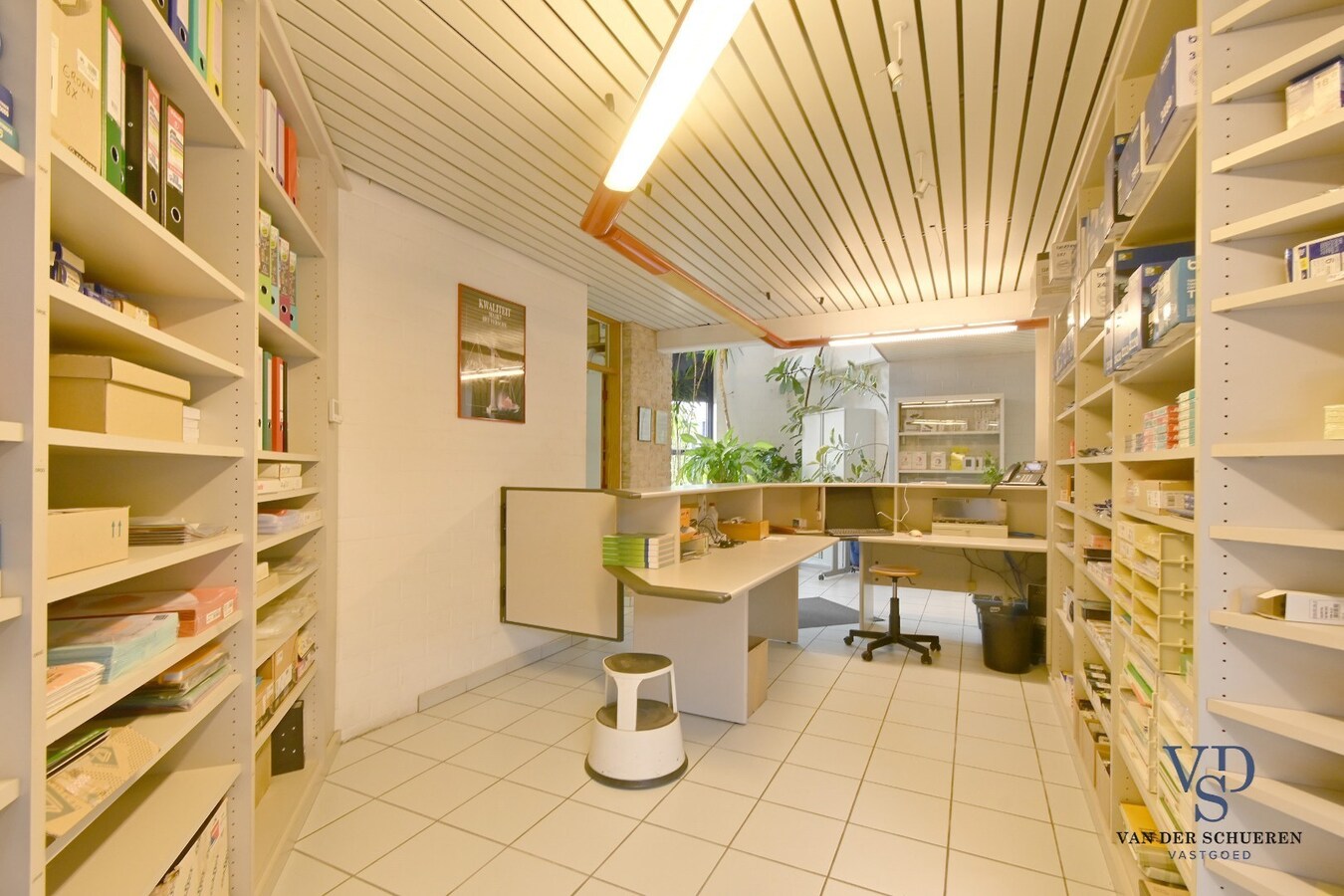 Ruim handelspand met penthouse in villastijl 