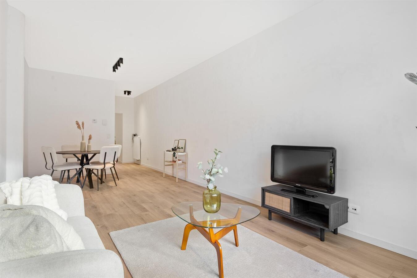 Gerenoveerd gelijkvloers appartement met ruime tuin! 