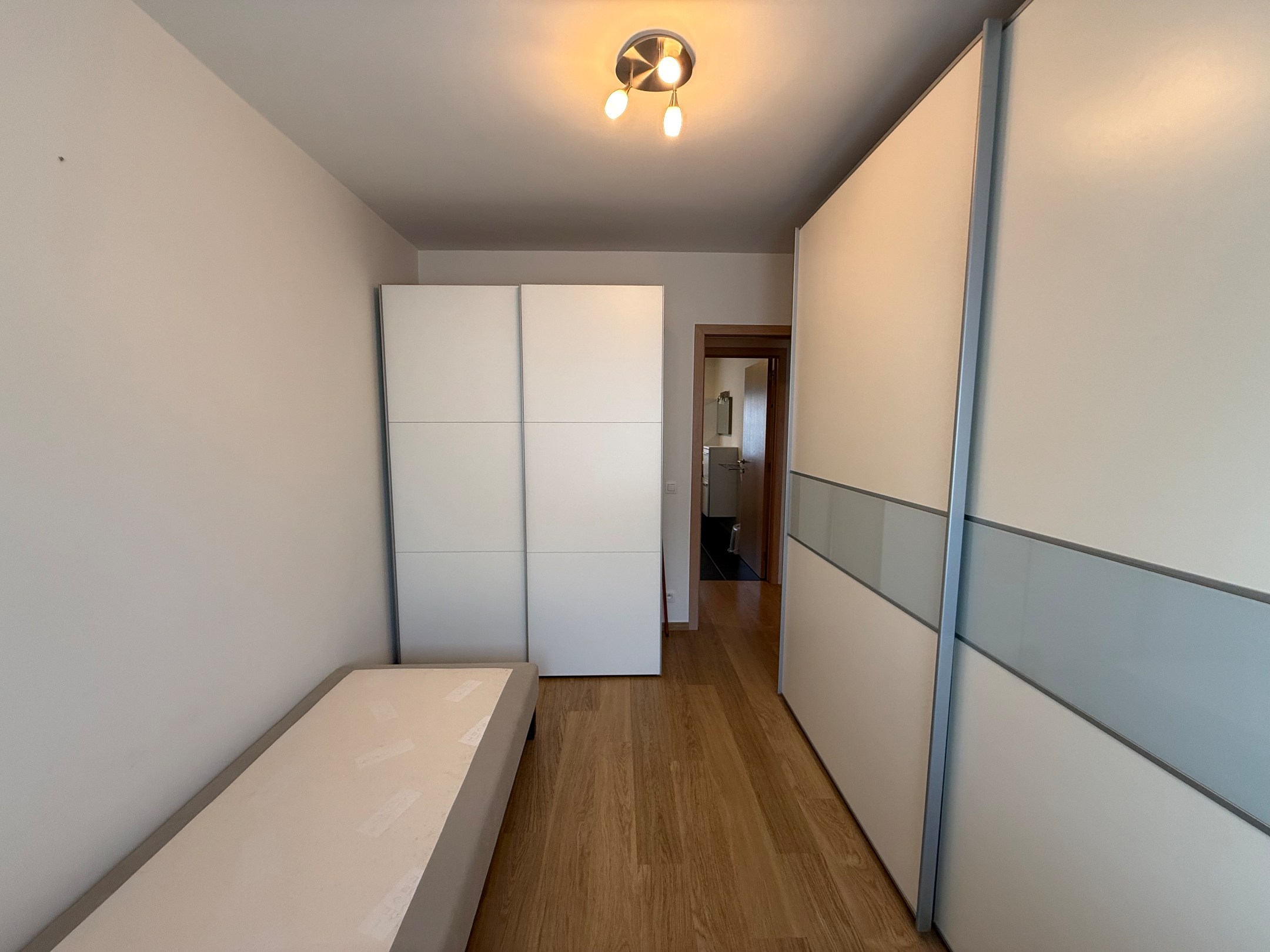 Non meublé - Maison bien entretenue avec trois chambres située dans le vieux Knokke, à distance de marche du centre commercial de Knokke et du Zoute. 