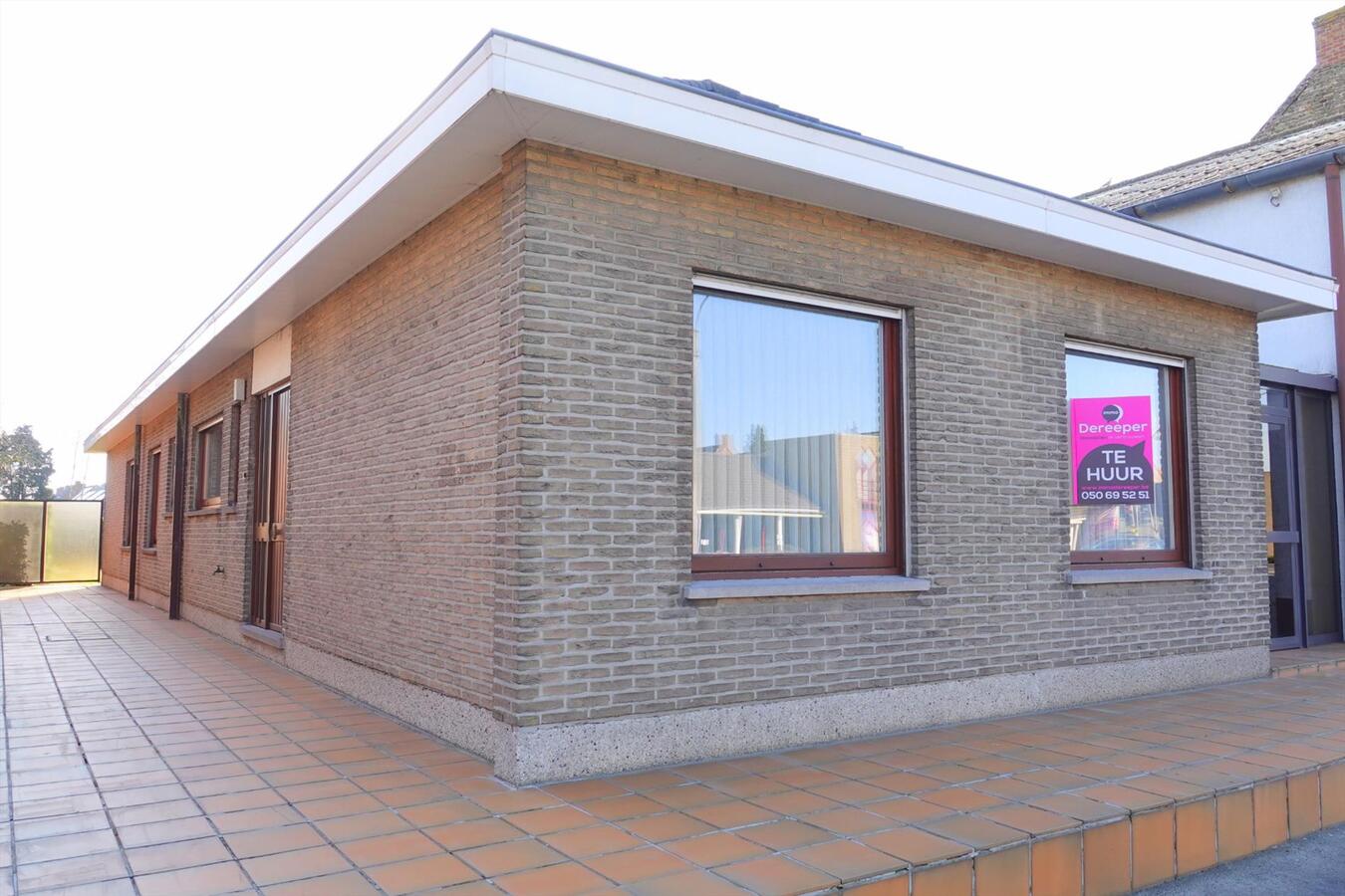 Ruime halfopen bungalow met zongerichte tuin 