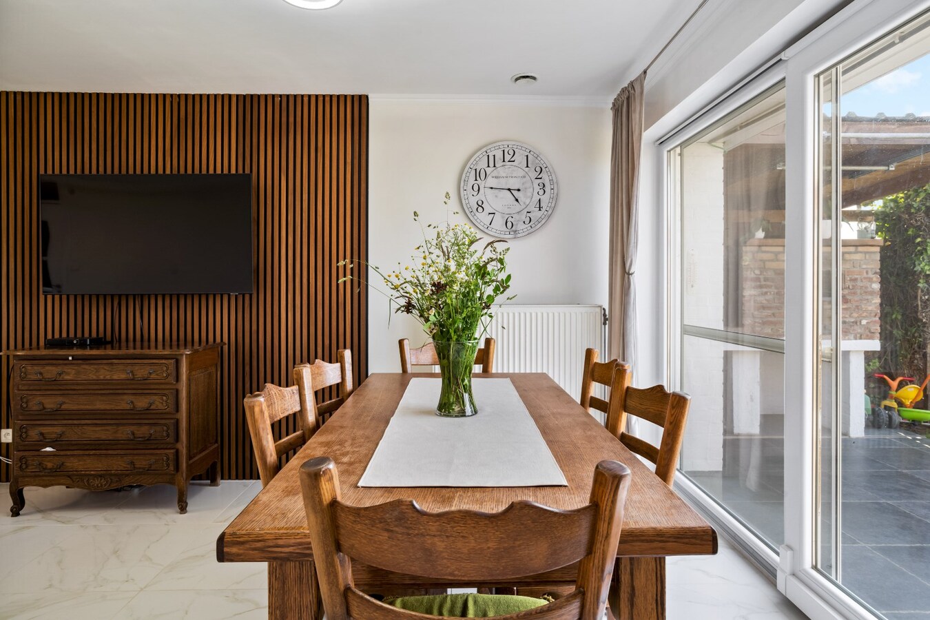 Prachtig gelegen halfopen woning met garage en prachtige landelijke verzichten. 