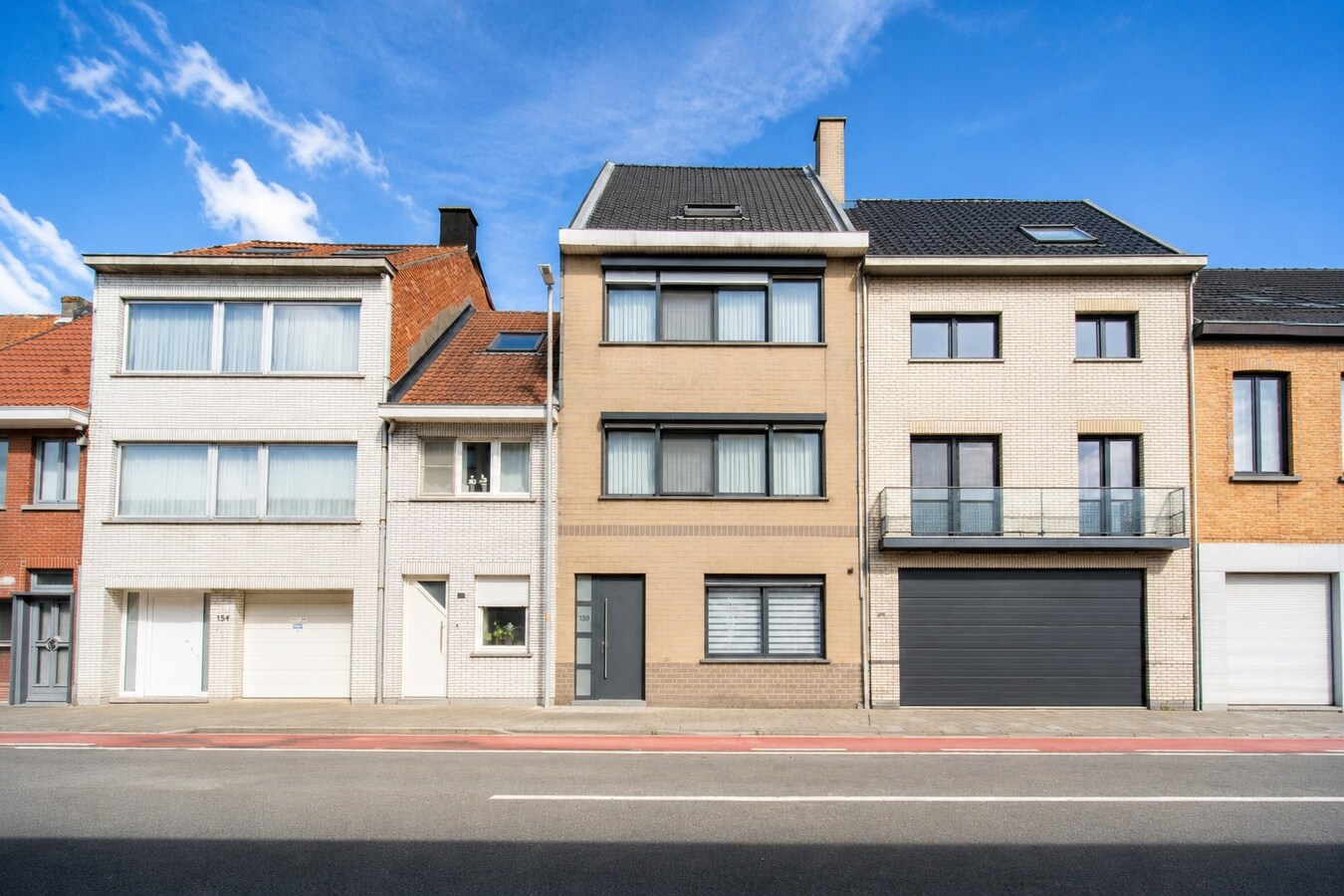 Uitzonderlijk ruime en centraal gelegen stadswoning met EPC-label B, 6 slaapkamers, tuin en terras in Sint-Niklaas! 