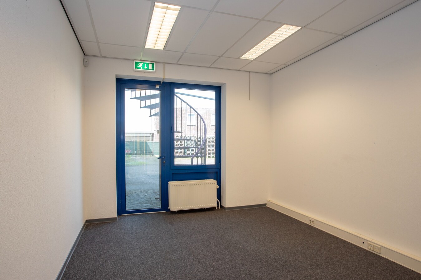 Representatief kantoorpand met 11 kantoorruimtes en circa 20 parkeerplaatsen te huur. 