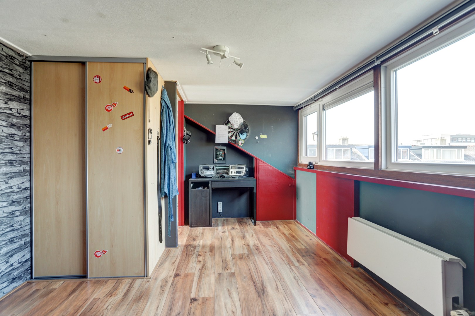 Ruime uitgebouwde 6-kamer hoekwoning met kunststofkozijnen, dakkapellen, grote tuin en eigen grond. 