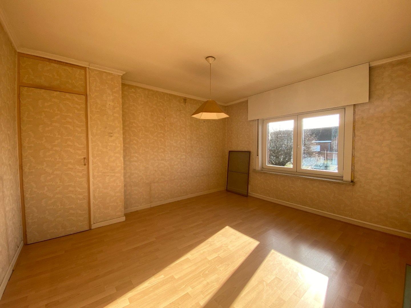 Degelijke halfopen bebouwing met groot potentieel op mooi hoekperceel van 524 m²! 