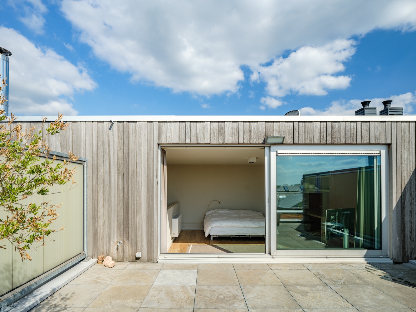 Exclusief wonen. Uitzonderlijk, luxueus en ruim (191m²) appartement met terras en fenomenaal zicht op water. 