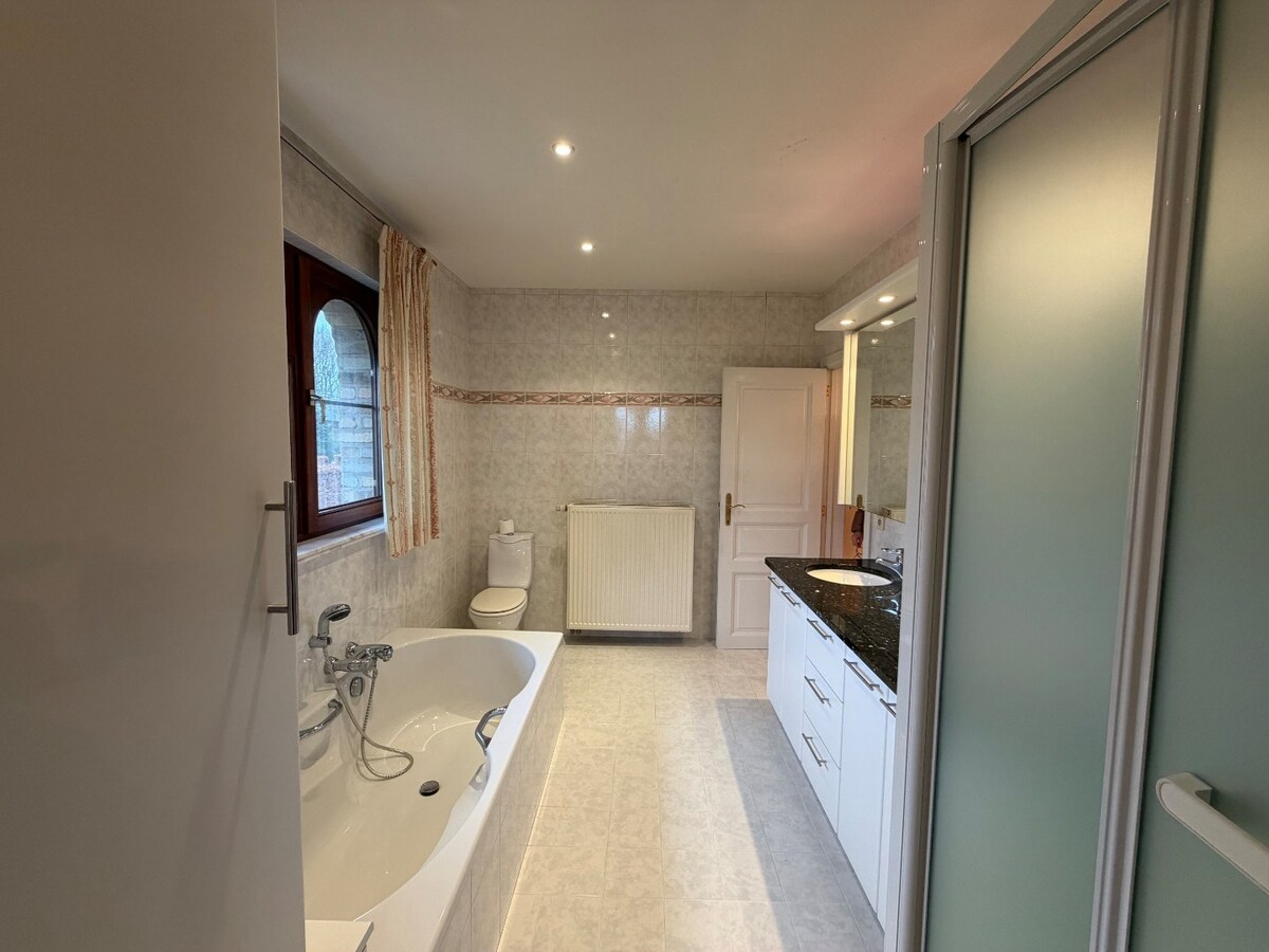 Ruime en rustig gelegen villa te Dikkelvenne. 