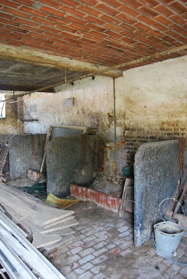 Te renoveren hoeve met stallingen op 9.333m² (+ev. 5ha) te Deinze 