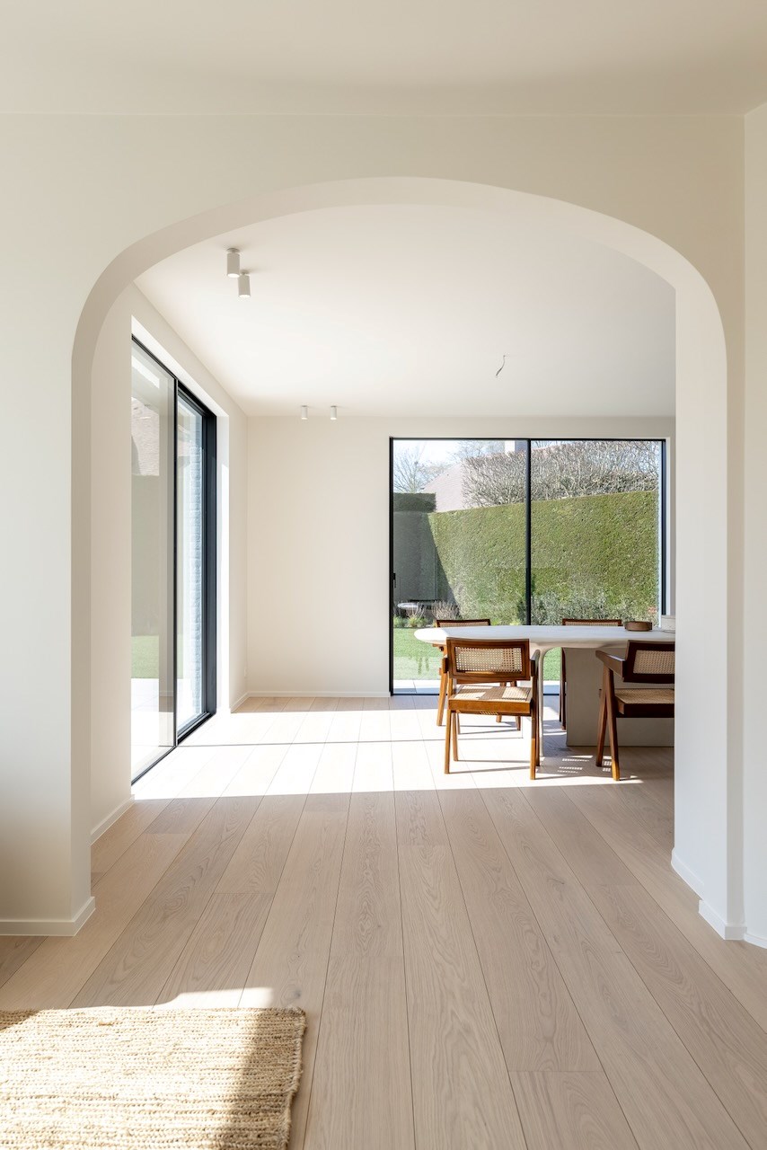 Cette magnifique maison individuelle rénovée avec une allée située dans un quartier calme à Knokke, offre tout ce dont vous avez besoin pour vivre confortablement. 