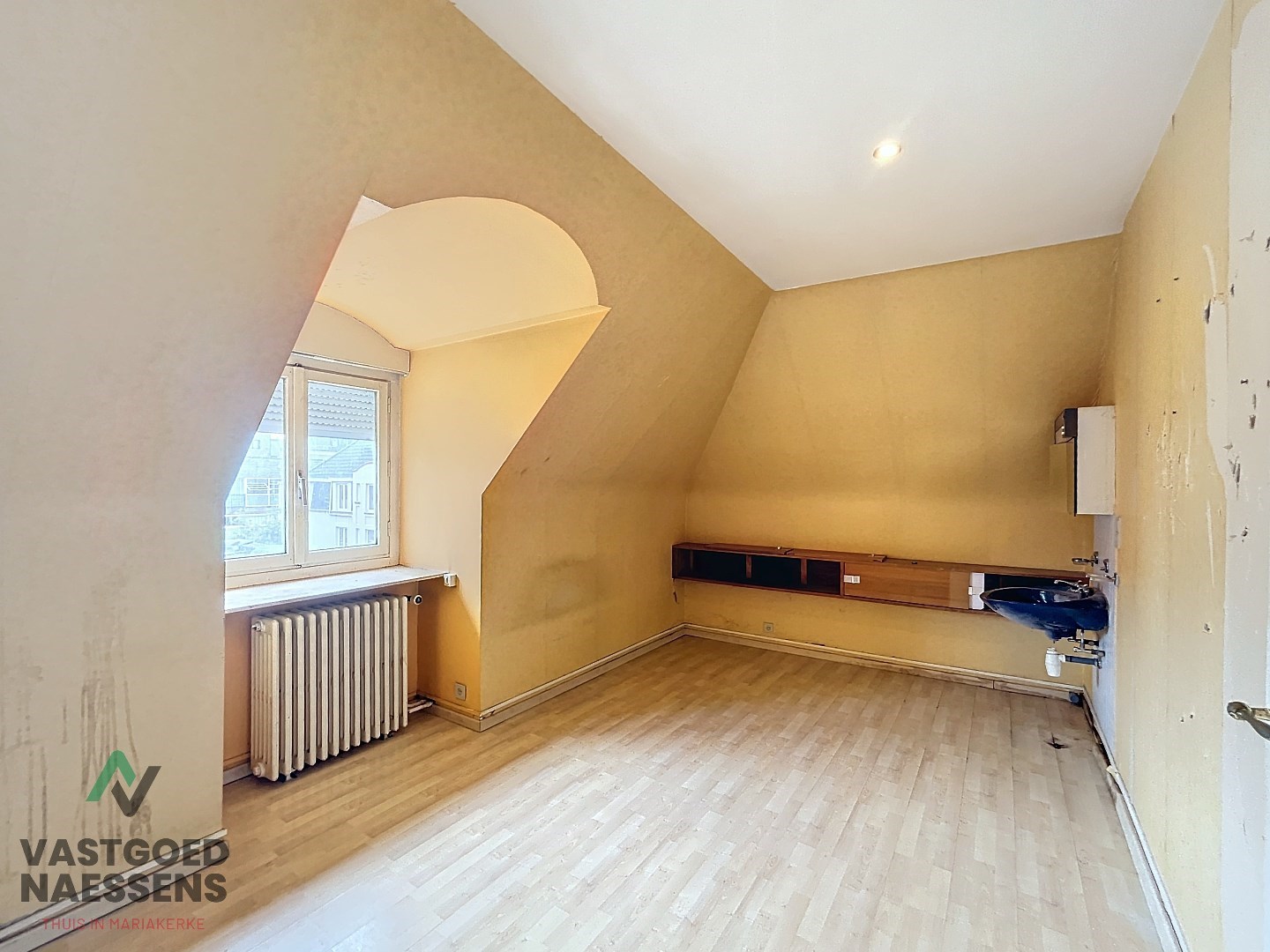 Maison d'angle avec entrepôt - garage - 5 chambres à coucher et terrasse 