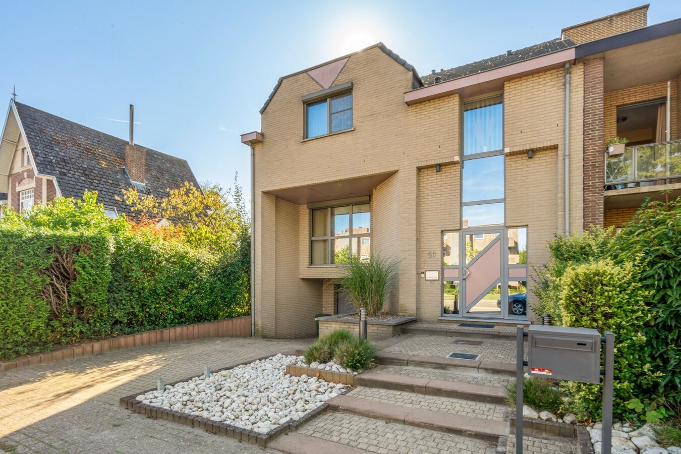 Zeer ruime, goed afgewerkte woning met diverse mogelijkheden nabij het centrum van Maaseik! 