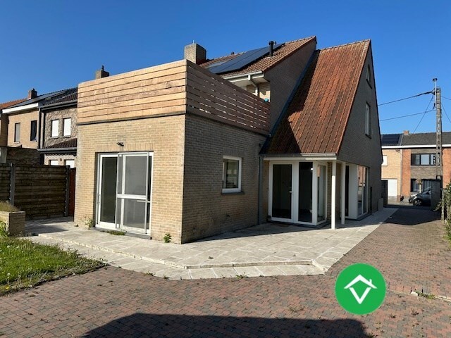 Instapklaar gelijkvloers appartement met tuin en garage in rustige wijk te Eernegem 