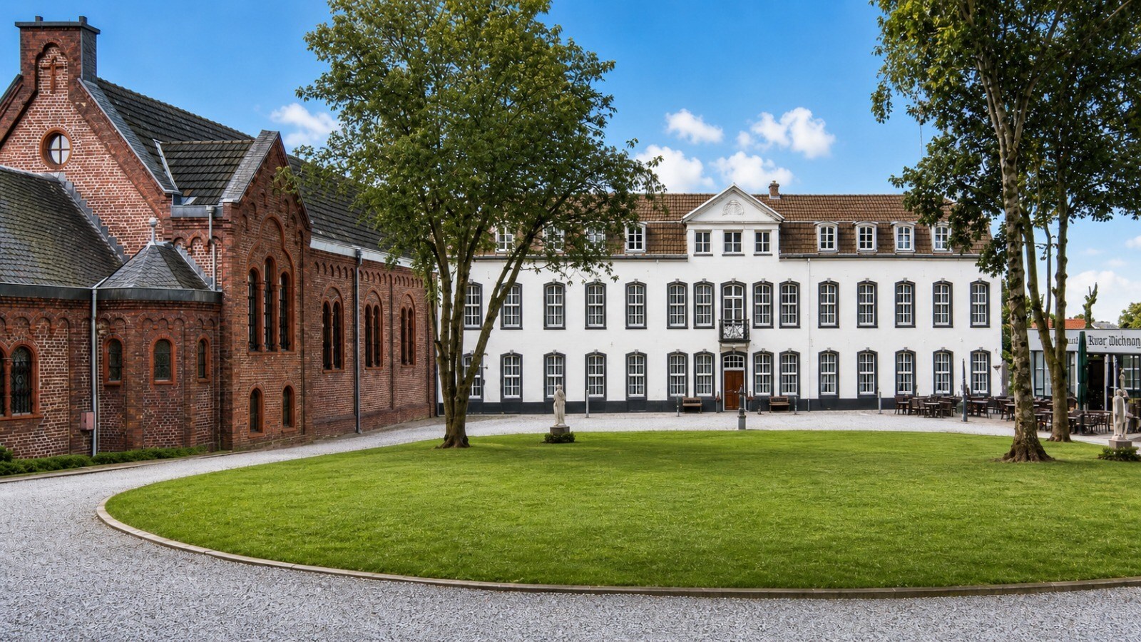 VAALS - Nederland: Monumentaal landgoed met landhuis, kapel en horecapaviljoen. 