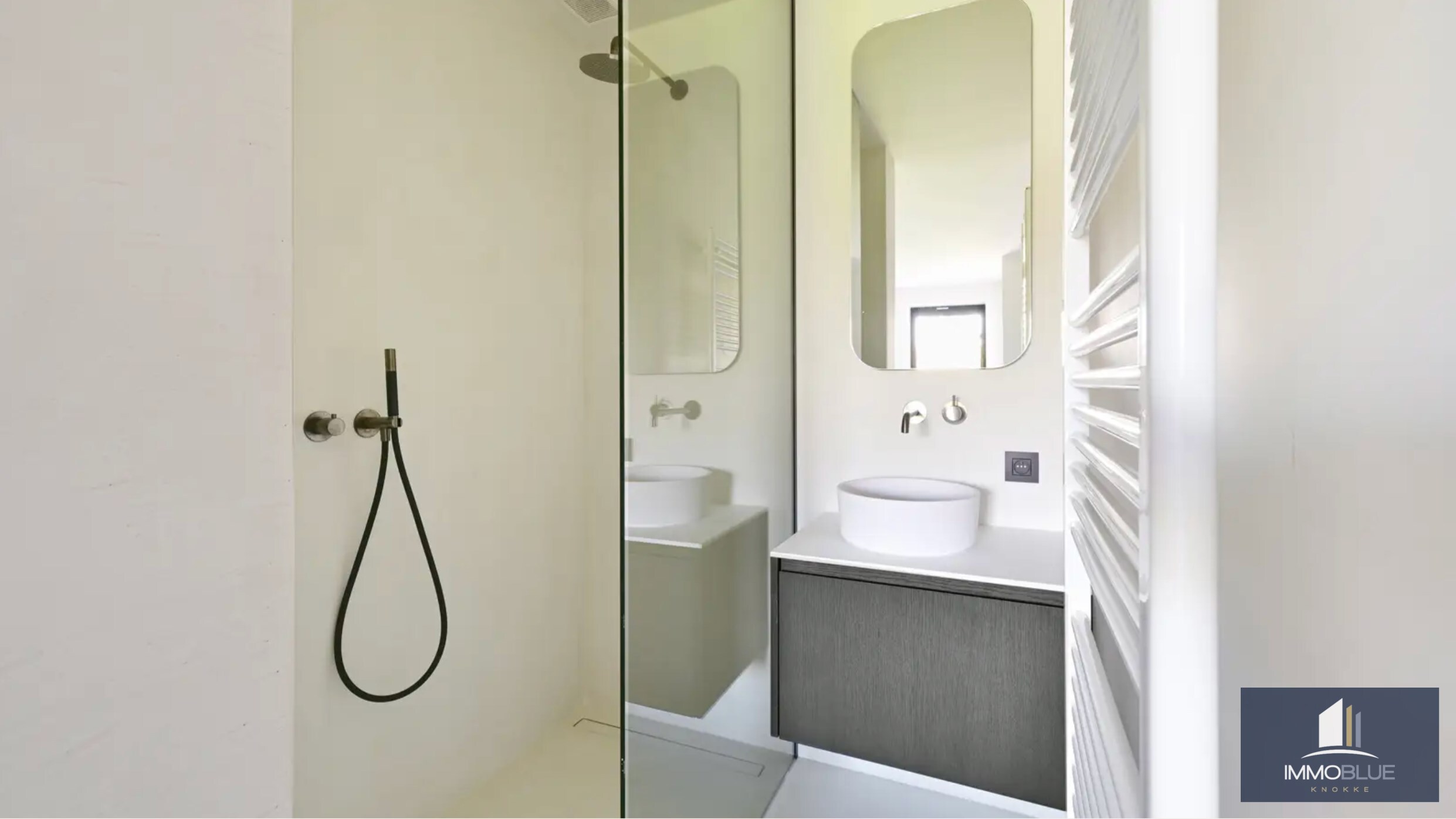 Nieuwbouw koppelvilla dichtbij het centrum van Knokke en op wandelafstand van het strand. 