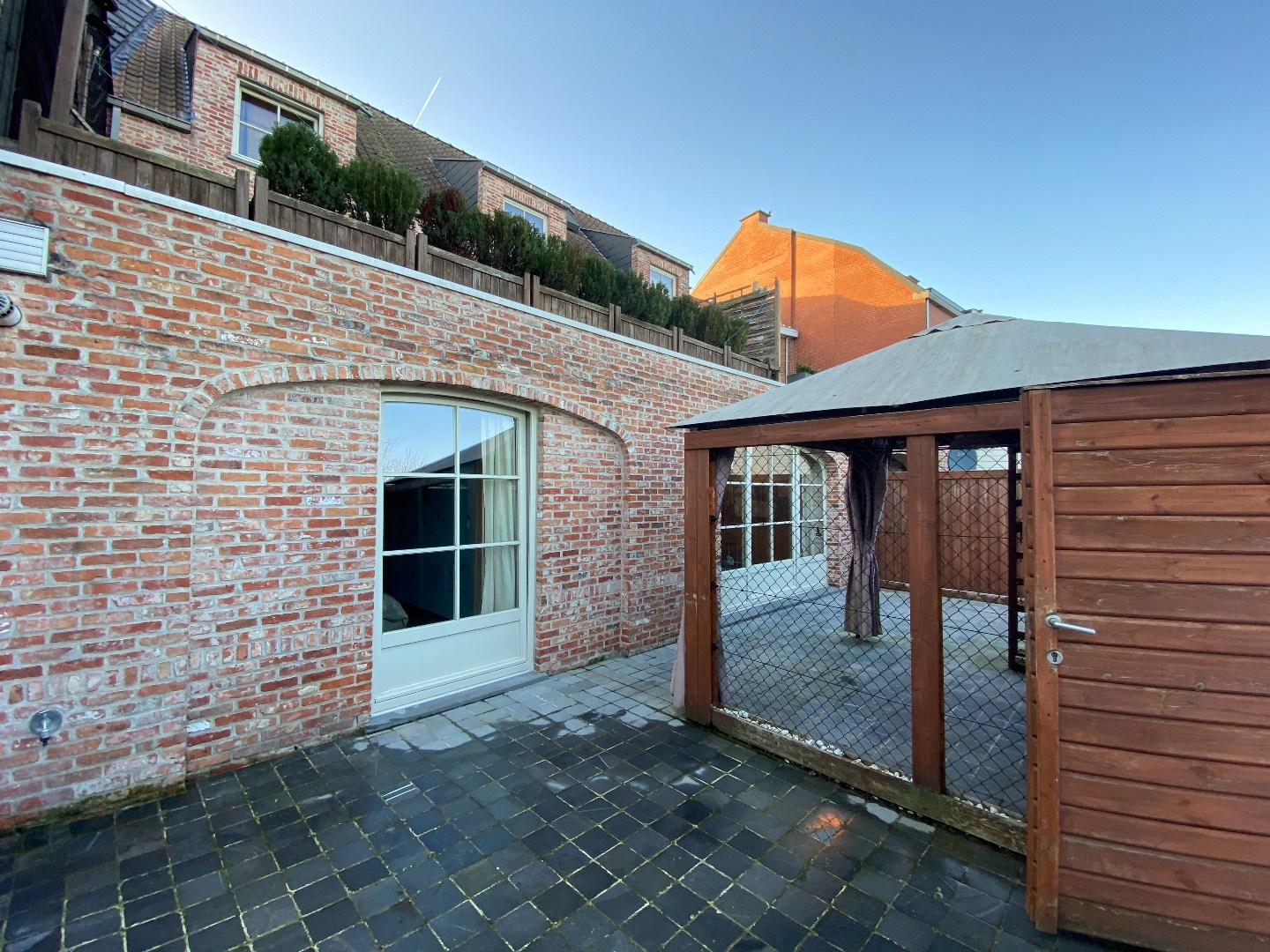 Centraal gelegen gelijkvloers appartement met 2 slaapkamers, groot terras en garage! 