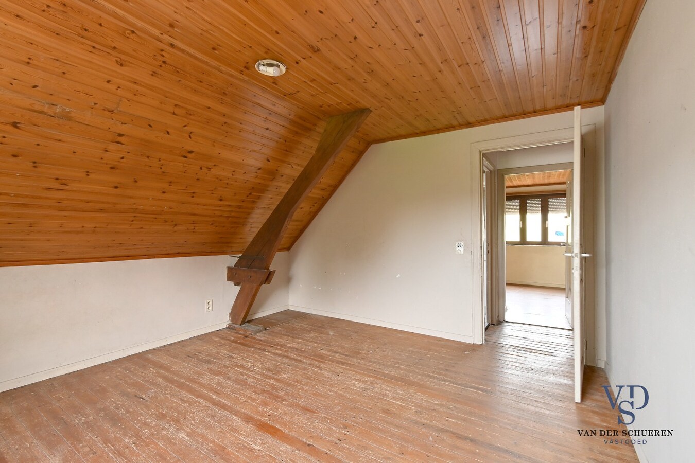 Te renoveren woning op ruim perceel te Kerkgate Mater. 