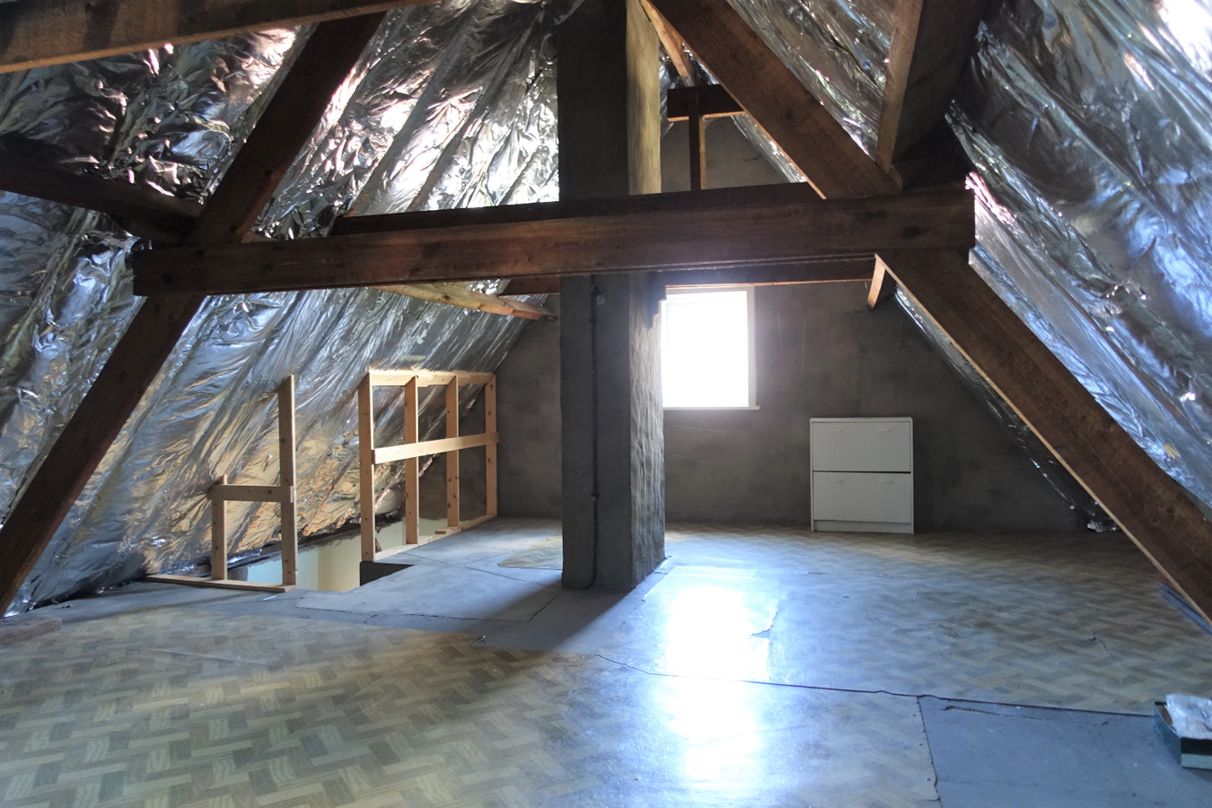 Half-open woning met garage/loods op uitstekende ligging 