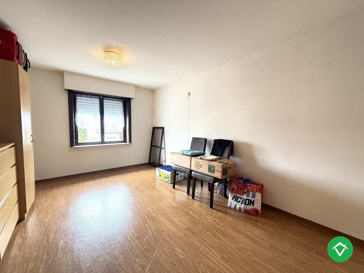 Alleenstaande woning met 5 slaapkamers, tuin en garage/loods te Roeselare 