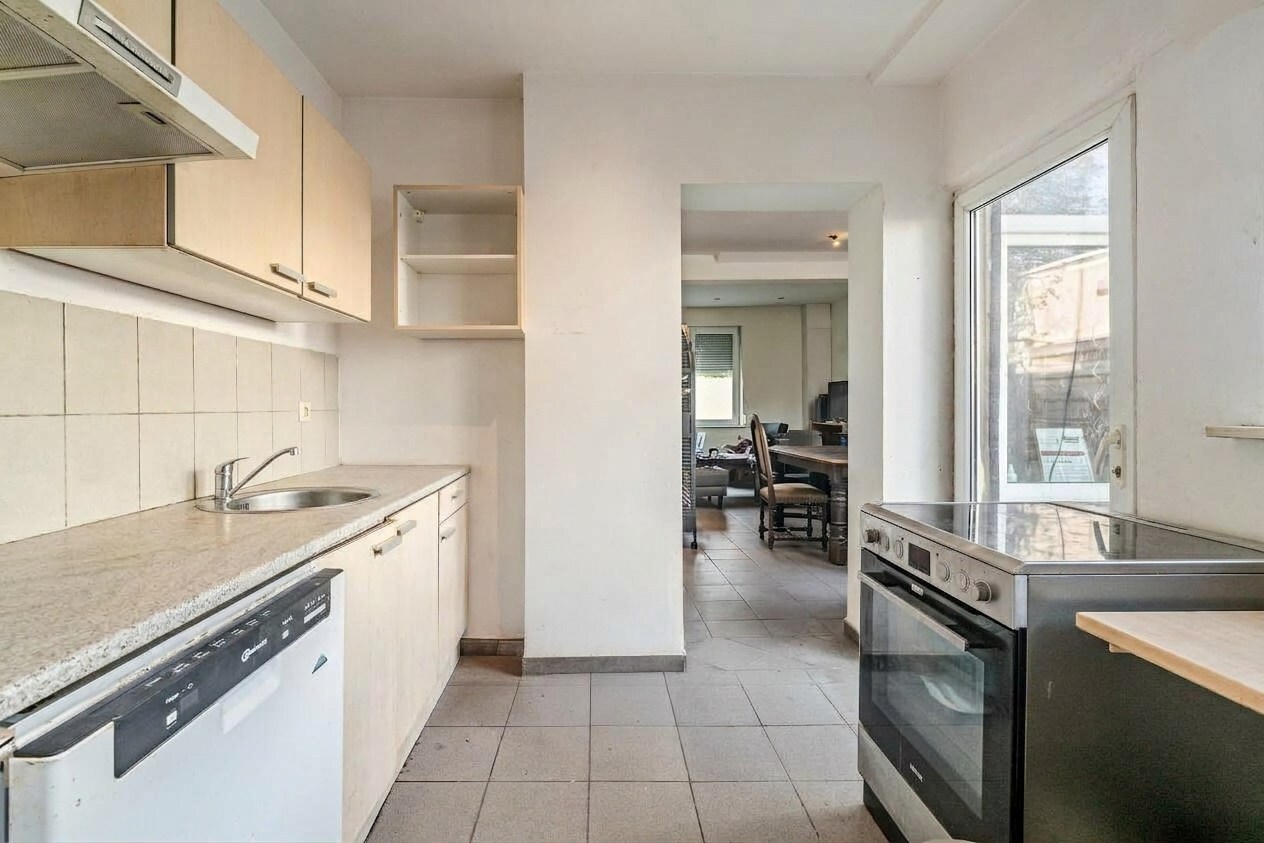 Te renoveren rijwoning met 2 slaapkamers in het centrum van Zomergem 