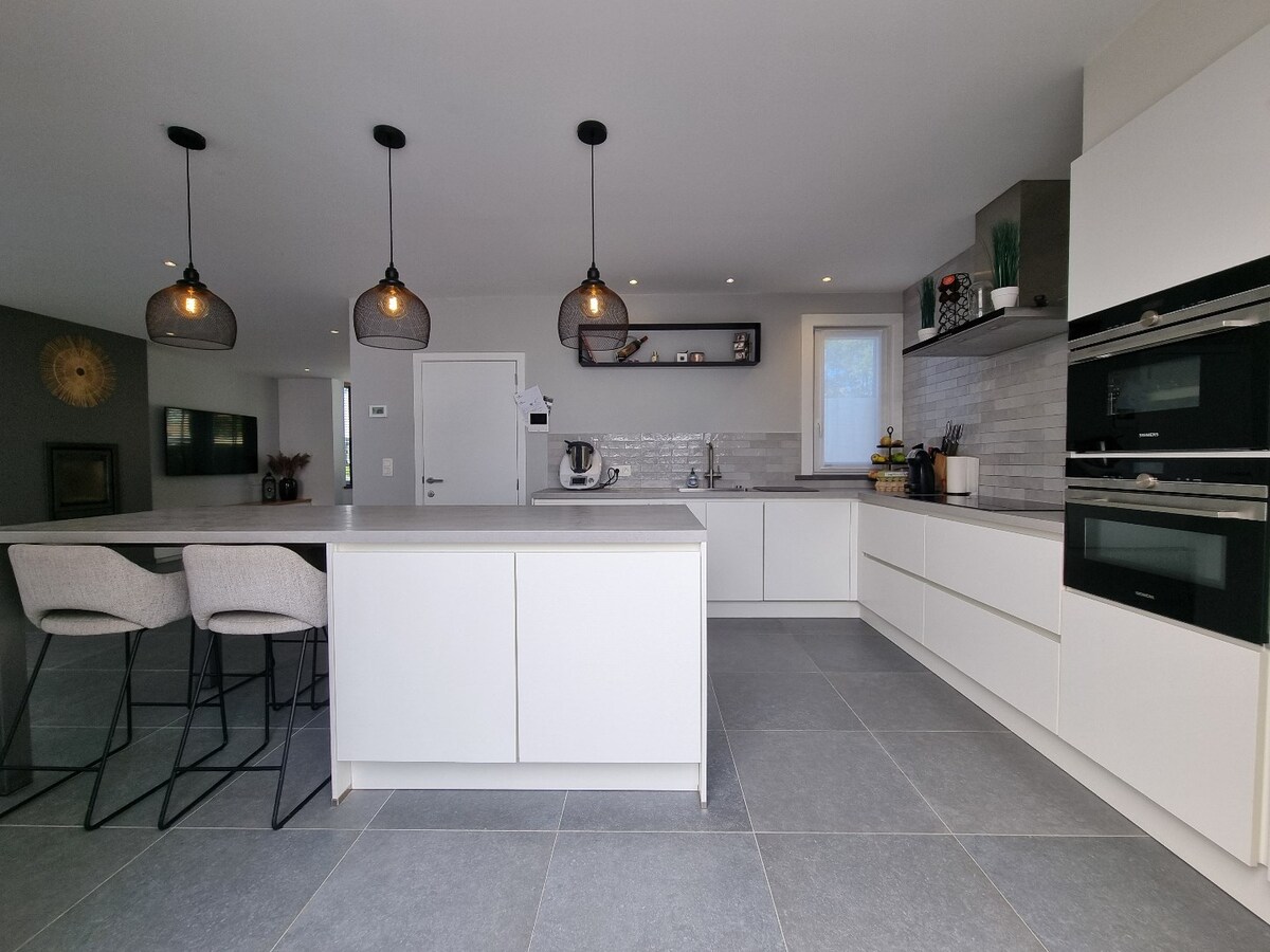 Prachtige, volledig gerenoveerde halfopen bebouwing op groot perceel van 842m² 