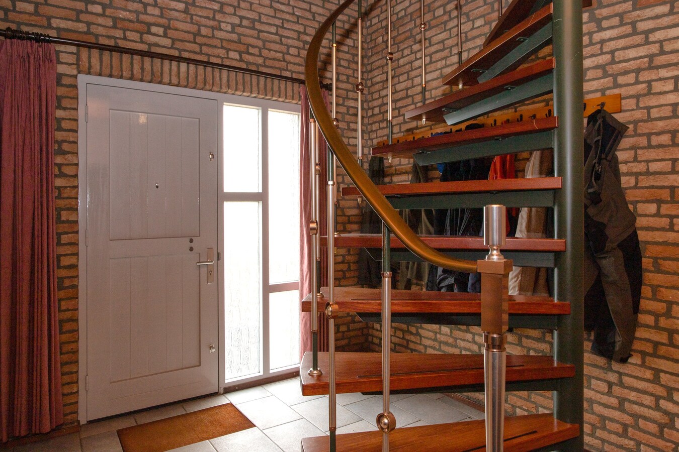 Degelijke vrijstaande woning met groot bijgebouw gelegen op een hoekperceel in Hooge Mierde. 