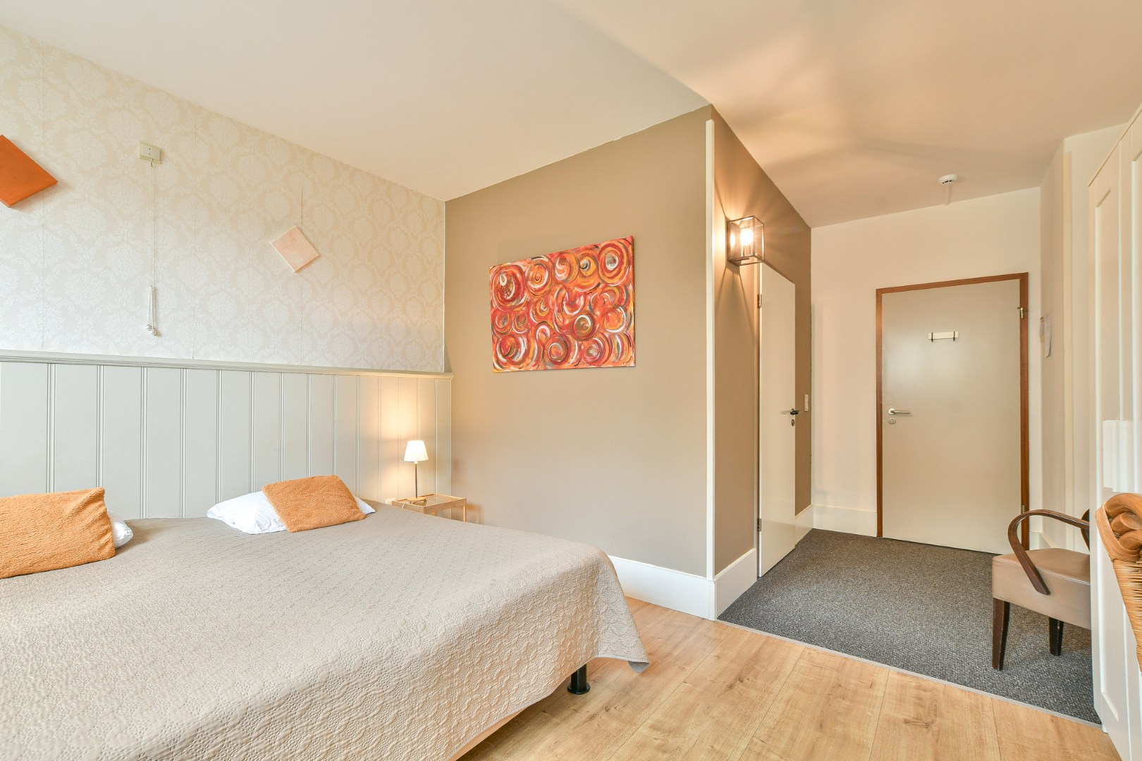 Unieke investeringskans: karaktervol hotel met 18 kamers &amp; woonmogelijkheden te koop! 